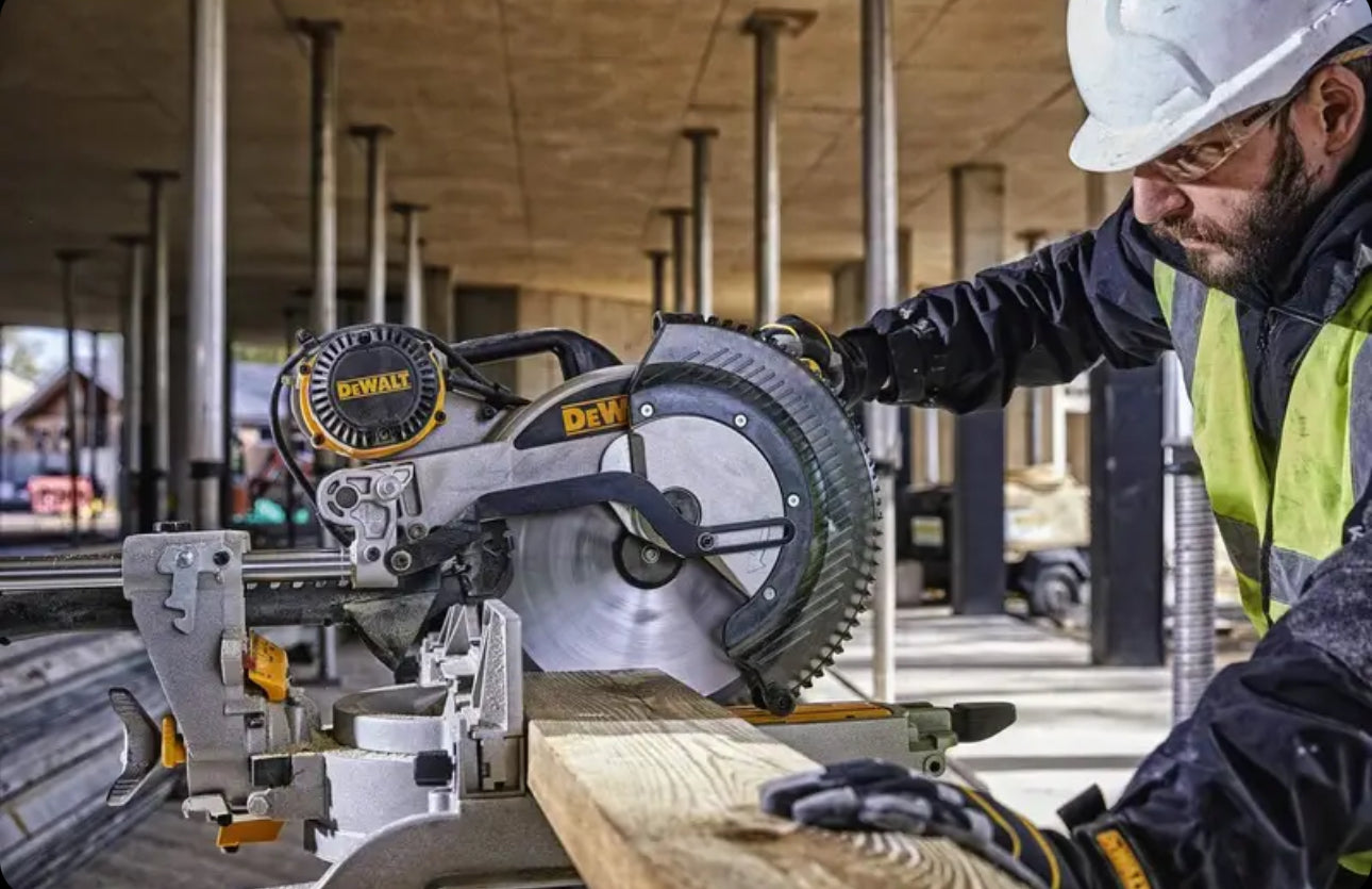 DEWALT RADIAL CUTTING MACHINE D.305mm CUT 303X110mm