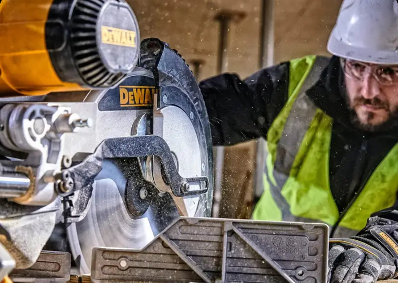 DEWALT RADIAL CUTTING MACHINE D.305mm CUT 303X110mm